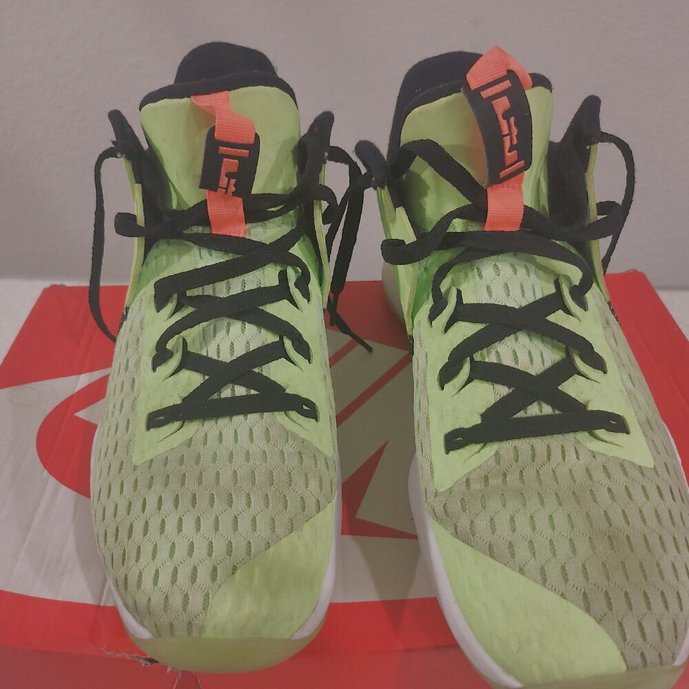 Size 12 - Nike LeBron Witness 5 Grinch Perfect For Any Collection - Picture 8 of 11